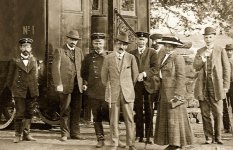 Елим Павлович Демидов (стоит в центре) и служащие Салдинских заводов.1911 г. 